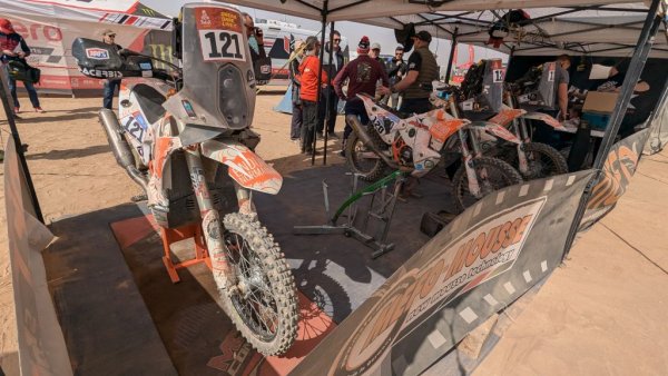 Най-тежкото изпитание на Дакар е за мотоциклетистите, които сами са си и навигатори, и, в някои случаи, механици