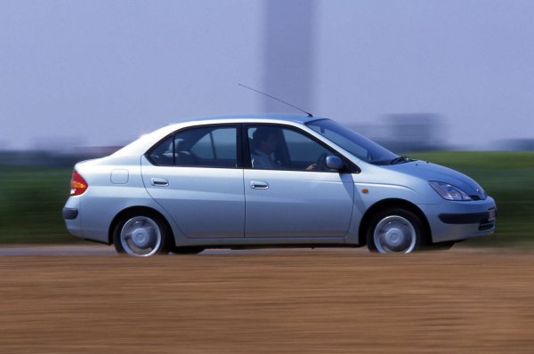 Toyota Prius  е не просто значим японски автомобил, той има социално и културно значение, което далеч надхвърля автомобилния свят. Това се дължи на факта, че марката почти самостоятелно въведе и популяризирала хибридната технология. Много преди революцията на електрическите автомобили се утвърди в ниша, докато заклетият конкурент Volkswagen още се луташе в дизеловата задънена улица.

Пуснат на пазара през 1997 година, бензиново-електрическият Prius осигуряваше ниски емисии на CO2 за времето си от 114 г/км и комбиниран разход от под 5 литра на 100 км. И оставаше практичен малък хеч-бек. Не е чудно, че Toyota продаде повече от 123 000 Prius от първо поколение за шест години, което е впечатляващо за такава новаторска машина.