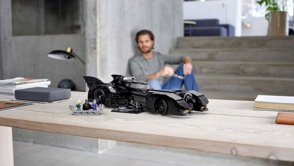 Дължина: 60 см; брой части: 3306; цена на комплекта: 249,90 евро

Може ли да си представите толкова страхотна суперкола? Трудно, все пак говорим за въображаема машина и никак не е лесно да се създаде. За щастие, от Lego направиха много добър кит, фокусиран повече върху естетиката, а не толкова върху механиката, както е в сериите Technic, за да отбележат 80-ия рожден ден на маскирания супергерой. Колата е тази от филма от 1989 година, с Майкъл Кийтън в главната роля.