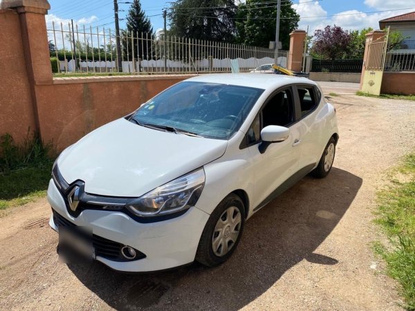 Според анализ на Ouest-France във Франция най-много се крадат... френски коли. Сред общо 70 649 откраднати автомобила през 2023 г. (+18,9% спрямо 2021 г.) на първите две места попадат Renault Clio IV (на снимката) - 2378 бройки и Megane IV - 1297. Третата позиция е за  Peugeot 3008 - 1181.

Най-много такива престъпления се извършват в столицата Париж, следвана от други големи градове като Марсилия, Лион и Монпелие.
