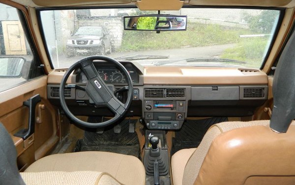 Самият Алеко през 80-те за кратко наистина минава за престижен модел, по-високо ценен от ладите. Всъщност и цената му - 9632 рубли - е над тази на моделите на ВАЗ. Във филми от онзи период, като "Забравена мелодия за флейта" и "Интермомиче", москвичът е показан като символ на висок обществен статус. Постепенно обаче пословично ниското качество и склонността към дефекти отблъскват публиката. В края на 80-те вече масово го наричат "московска недвижимост", заради честотата на повредите. 
