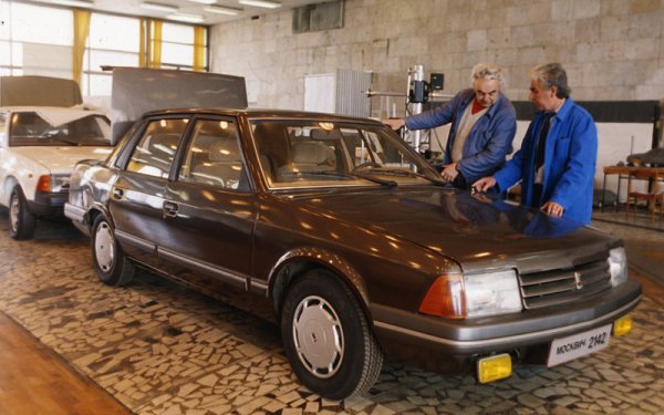 Познаваме "Алеко" като фастбек модел. Но всъщност в АЗЛК има и напълно завършен проект за версия седан. Само че шефът на завода Валентин Коломников отлага производството, защото иска седанът да получи новия бензинов мотор с 95 коня. Така и не го дочаква. 
