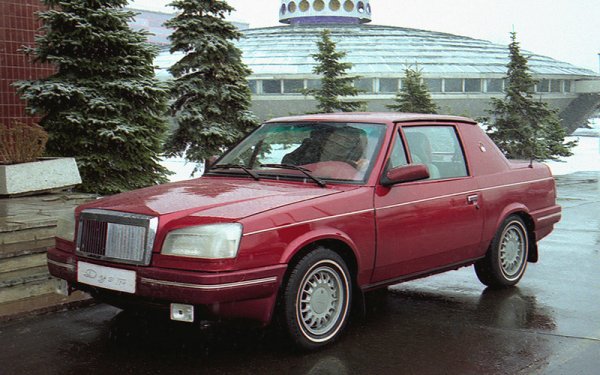 През 90-те, след смъртта на Коломников, новият директор Асатрян се заема с огромно усърдие да създава нови версии, за да се хареса на политическото ръководство. Така се появяват абсурдните Москвич Дует (на снимката), Москвич Юрий Долгорукий и Москвич Иван Калита. 
Ако не броим помпозните имена, новите "модели" са всъщност същити от стари парчета чудовища на Франкенщайн. "Дългата" версия "Юрий Долгорукий" например е просто съчетание от два срязани и заварени един за друг комплекта за Москвич-2141. 
Уродливият вид, потресаващо ниското качество, отсъстващата антикорозионна защита и високите цени на тези модели гарантират пазарен провал, и докарват завода до фалит. 
