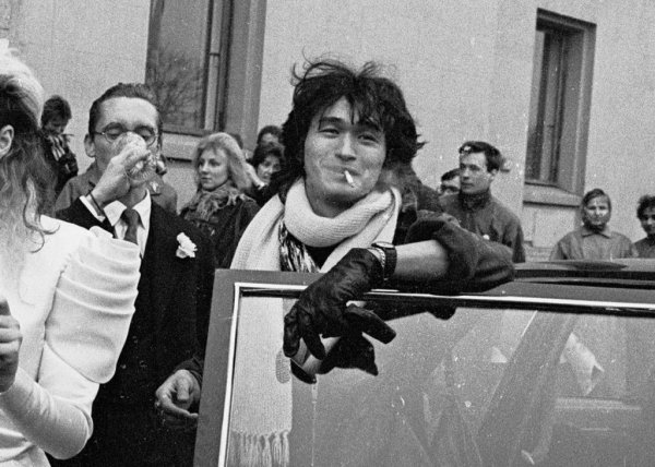 За жалост Москвич-2141 завинаги ще остане в историята покрай смъртта на Виктор Цой, лидера на група "Кино" и голямата звезда на руския рок от края на 80-те години. Цой загина в чисто новия си москвич край Рига през август 1990 година. В интерес на истината вината едва ли е била на колата - според милицията Цой задрямал зад волана и претърпял челен удар с "Икарус". 
Именно по вина на москвича обаче е едно нашумяло произшествие с известен телевизионен водещ, на когото по време на движение му се откачил... воланът. За щастие никой не пострадал, а шоуменът се сетил да използва френски ключ вместо кормило и така откарал колата до завода за ремонт. 
