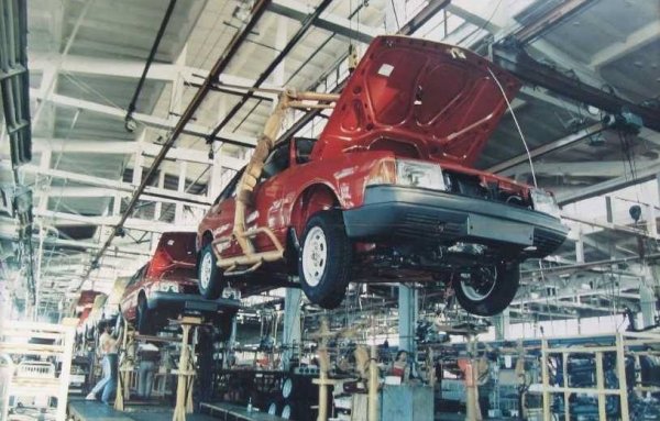 Като деца бяхме убедени, че името "Алеко" е в чест на Алеко Константинов и на българското производство на Москвич-2141 в Ловеч. Всъщност АЛЕКО е съкращение от Автомобильный завод ЛЕнинских КОмсомольцев. Но производството в Ловеч е факт. 
То е договорено през 1987, а между 1988 и 1990 се внасят по 10-12 хиляди комплекта за сглобка на автомобили. България иска да прави по-големи количества, но АЗЛК не може да ги достави, затова в края на 80-те тогавашният председател на Стопанския съвет към МС Огнян Дойнов преговаря със ЗАЗ за българско производство на "Таврия". След промените този план отпада. 
Впрочем над 30-те хиляди сглобени "Алеко" в Ловеч не са чак толкова малко, като имаме предвид, че толкова гръмко провъзгласеното производство на "Родакар" във Варна в средата на 90-те успя да произведе едва 2200 бройки Rover Maestro. 
