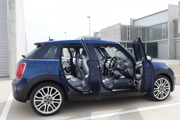 Новото поколение MINI с пет врати