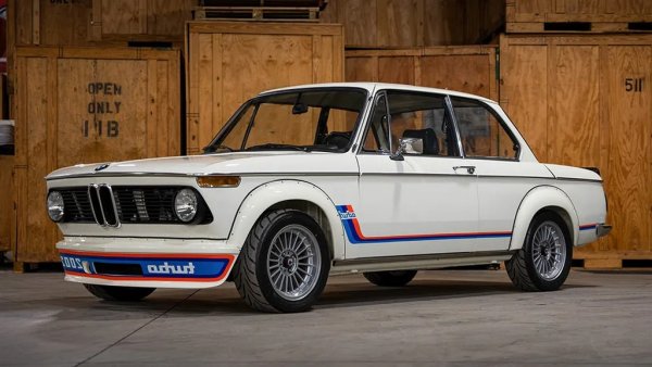 Първият му проект в BMW - 2002 Turbo - неизбежно носи много от наследството на предшествениците му Микелоти и Хофмайстер. Но с втория всичко ще се промени