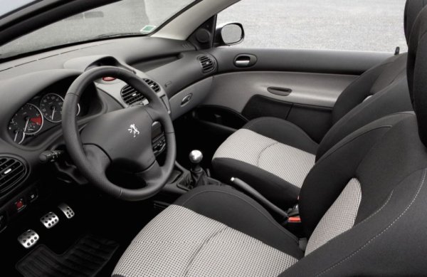 ... и се приключи с интериора на Peugeot 206, вече в по-съвременната епоха
