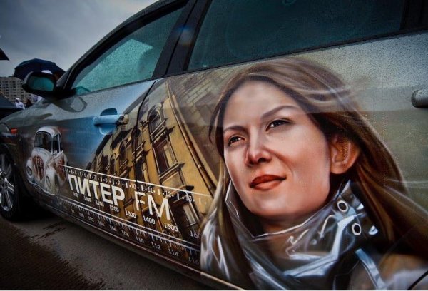 Снимки от фестивала "AEROграфии", който се провежда ежегодишно в Санкт Петербург. На него могат да се видят едни от най-интересните, изрисувани автомобили в Русия.