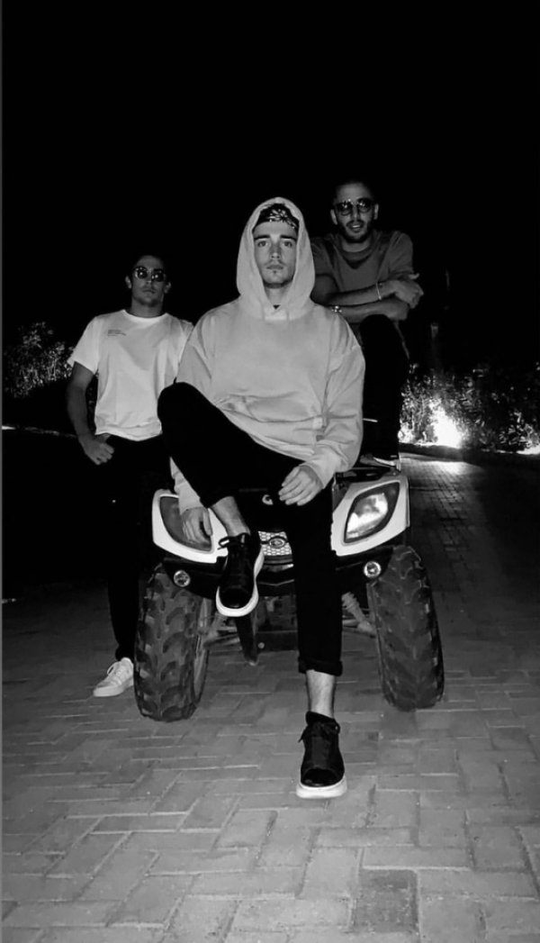 Шарл Льоклер публикува през лятната пауза само една снимка - тази. На нея са той и други двама от пилотите в академията на Ferrari: Антонио Фуоко и Джулиано Алези, а Шарл написа, че тримата вече имат снимка за корица на рап албум.