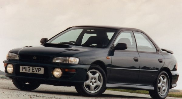 Не трябва да се забравя, че рали-кариерата на Subaru със сигурност не започва с Impreza. Токийската марка участва в ралита от 1980 г. насам, но когато започва да си партнира с британската специализирана компания за подготовка за моторни спортове Prodrive през 1989 г., нещата наистина процъфтяват.

Първият сериозен претендент на Subaru в Световния рали шампионат е Legacy RS, от който логично се развива Impreza.
Legacy и следователно Impreza саа забележително подобни по концепция и изпълнение на Ford Sierra Sapphire Cosworth, модел, който жъне голям успех в края на 80-те години в група A на Световния рали шампионат.

Случайност ли е, че Subaru се спира на същата формула с четири врати с турбокомпресор и задвижване на всички колела? Вероятно, особено като се има предвид, че марката се занимава с подобно задвижване от 1972 г. насам. Но сравнението все пак е валидно.
