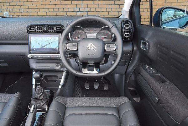 Силни страни:
Сравнително висока шофьорска позиция; гъвкави места за сядане; по-евтин е от повечето конкуренти.

Слабости:
Разочароващ при шофиране; сериозна амортизация; неудобен сензорен екран.
