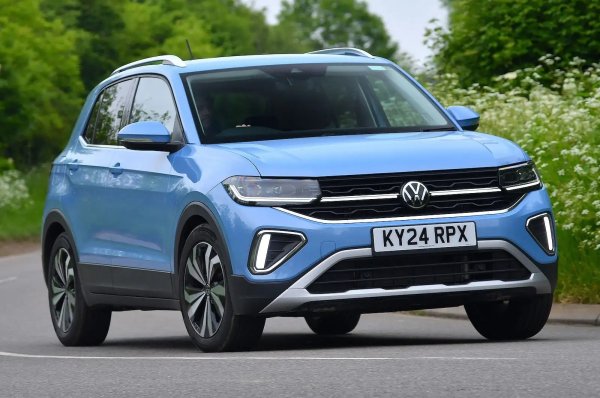 Под кожата Volkswagen T-Cross е почти идентичен със Seat Arona и със същия двигател едва ли е изненадващо, че разходът на гториво е идентичен. Все пак германският SUV предлага повече място отзад - както за главата, така и за краката. Плъзгащата се задна седалка позволява да се даде приоритет или на комфорта на пътниците отзад, или на пространството в багажника.
