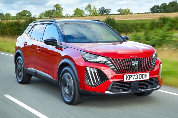 Peugeot 2008 беше обновен, но и новата версия запази 1,2-литровия двигател Puretech 130. Той харчи под 5 л/100 км средно, като в извънградски услония постигна 3,89 л/1,00 км. В същото време моторът е достатъчно добър, за да превозва цяло семейство с багажа му. Интериорът също е впечатляващ, като материалите са от високо качество.
