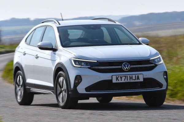 Volkswagen Taigo често е пренебрегван в полза на отличния Volkswagen T-Cross, но с външния си вид на купе той предлага стил, с който съперничи на Ford Puma. В същото време е по-икономичен от него. Версията с 1,0-литров мотор и 115 к.с. е чудесен вариант, но и тази с 95 к.с. се справя прилично.
