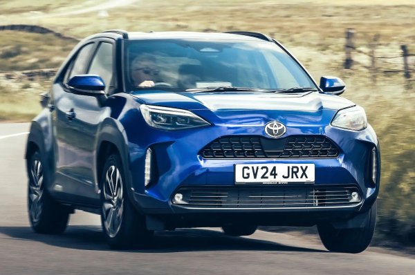 Toyota Yaris Cross е доказателство, че не всички SUV автомобили консумират много гориво. Той не само оглавява списъка с най-икономичните малки SUV-модели, но е и най-икономичният модел, тестван от екипа на WhatCar? За това помага и хибридната система, която зарежда батерията. Yaris Cross също така предлага вдигната позиция на шофиране, заради която шофьорите обичат SUV.
