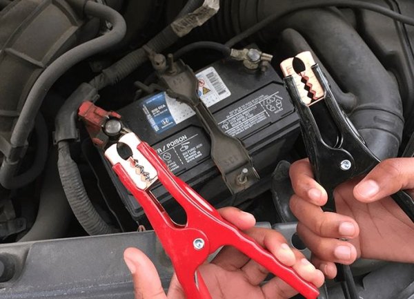 Батерията, без която всеки автомобил е просто мъртва купчина метал, си има ограничен живот. Съвременните масови акумулатори издържат при нормална експлоатация около 5 години. Ако вашият наближава тази възраст, или е имал инциденти в миналото, по-добре го сменете сега, за да не се окажете блокирани някъде в студа. При избора на нов се пазете от твърде изгодните ценови оферти - те винаги са за сметка на качеството. И също внимавайте какъв ампераж ви е нужен - по-модерните автомобили със старт-стоп система имат по-високи изисквания в това отношение. Ако сложите по-слаба батерия от нужното, животът й ще е кратък. 
