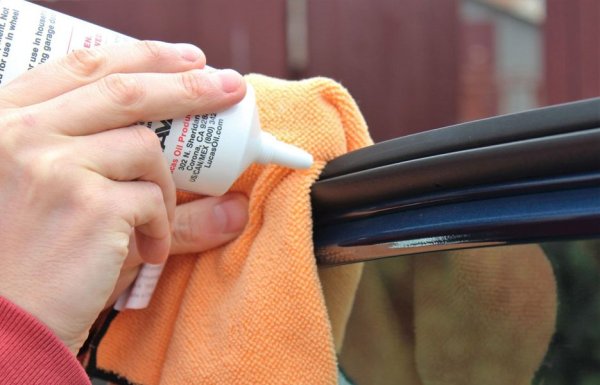 По-съвременните автомобили са уплътнени доста по-добре от колите в младостта ни и да откриеш вратата си здраво замръзнала не е толкова често явление. Но въпреки това гумените уплътнения се нуждаят от грижи, за да си вършат работата. Идеалното средство е всяка есен, преди да е застудяло, да ги намажете със силиконова смазка. Ще ви отнеме само няколко минути и една обикновена гъба за обувки. Инвестицията определено си струва. Не забравяйте да смажете и уплътнението на капака за резервоара. 
