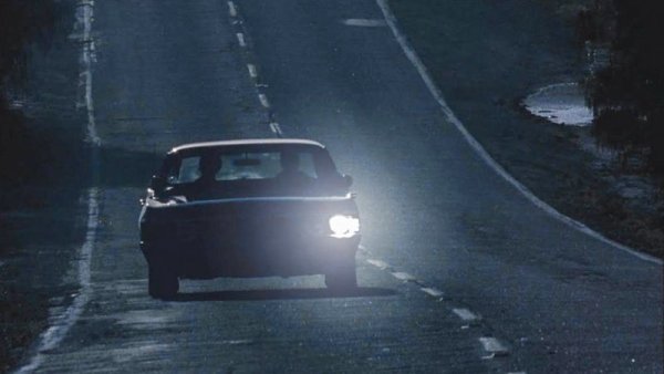 В най-тъмните месеци светлините на автомобила са от още по-голямо значение. Много хора обаче не обръщат особено внимание на крушките - обикновено докато някой не им каже, че фарът им не свети. 
Обичайните халогенови крушки живеят едва към 500 часа, и започват да отслабват още след 300 часа. Добре е да се сменят в този интервал - и не забравяйте, че винаги се сменят и двете, а не само едната. 
