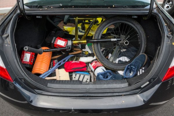 Много подобни материали ще ви посъветват да държите какво ли не в колата за аварийни ситуации - от резервно гориво до суха храна и дрехи. Нашата препоръка е да не се увличате: нещата, които разкарваме излишно в багажниците си всеки ден, увеличават разхода, а много от тях и не издържат на температурните амплитуди.
Съветът ни е да сведете нещата, които винаги стоят в колата, до основните инструменти, кабели за подаване на ток и евентуално една постелка, която да подложите под колелата при затъване в сняг. Килимчето в купето впрочем също ще ви свърши работа. А храни, дрехи и други подобни "полезни" неща можете да вземете, когато тръгвате на дълъг път. За ежедневието няма смисъл. 
