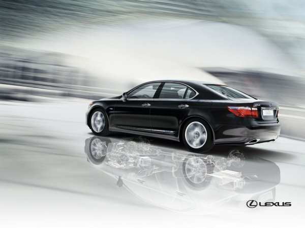 Базовия модел Lexus LS 460 се захранва от 4.6 литров V8 двигател с максимална мощност от 381 к.с.