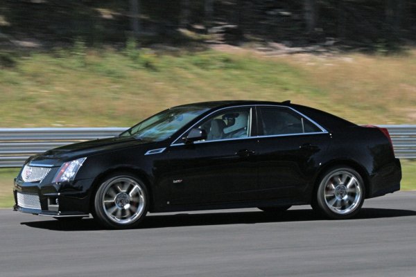 Под капака на CTS-V е поставен V8 двигател, зает от Corvette ZR1