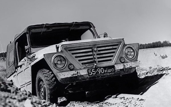 Първият тестов прототип, наречен ВАЗ-Э2121, имал открито купе с текстилен покрив и повече приличал като дизайн на Citroen Mehari. Във ВАЗ го наричали "Крокодила Гена" - отчасти заради зеления цвят, отчасти защото анимацията на Роман Качанов по онова време била абсолютен хит в Съюза. Тестваната по същото време в Толиати експериментална малолитражка Э1101 по същата причина се наричала "Чебурашка". 
