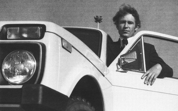 След одобрението на Брежнев били изработени още няколко прототипа за по-сериозни изпитания. Понеже проектът бил засекретен, накарали Сьомушкин (на снимката) да нарисува измислена емблема с малтийски кръст и буквата F. В републиките, където провеждали тестовете, лъжели, че това е нов модел на Fiat. 
