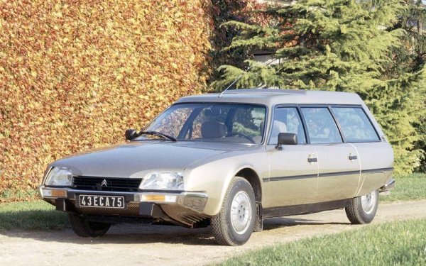 Семейните версии на Citroën CX могат да побират до осем души в салота. Това е един от най-големите и най-практични автомобили за времето си, като е идеален за дълги пътувания с цялото семейство. Освен, че е широк и просторен, той разполага и с най-важните технологии на легендарната френска марка.