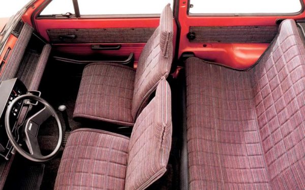 Проектирана за рекордно кратко време от Джорджето Джуджаро и Алдо Мантовани, оригиналната Panda е отговорът на Fiat на малките френски модели. Плоско предно стъкло, тънки седалки, обикновено табло и външи панти на вратите са само част от триковете, които италианците използват за намаляване на разходите. Задните седалки могат лесно да се премахнат и да превърнат „пандата“ дори в малък микробус.