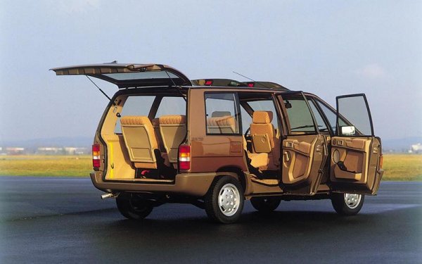 Този модел се появи във възможно най-подходящия момент на пазара и даде допълнителен избор на големите семейство. Началото беше със 7 места, но собствениците можеха да използват 6, 5, 4, 3 или само 2 предни седалки, като те се завъртат към задната част. Една от задните седалки пък се сгъва така, че да образува маса. Със сигурност, много семейство са се чувствали отлично в него.