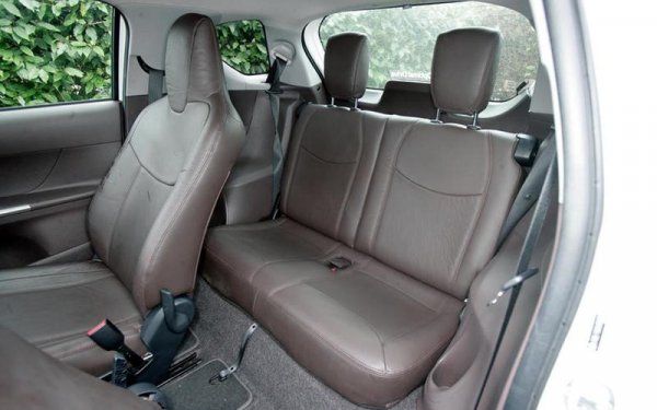 В тази градска кола с 4 места няма нищо новаторско, но трябва да се отбележи, че IQ беше по-къс дори от оригиналното Mini. За различка от него, моделът на Toyota предлагаше първокласна безопасност. Факт е, че мястото зад шофьора е прекалено малко, така че IQ е по-скоро триместен. Но пък изрязването на таблото, което позволява на пътническата седалка да се премести напред беше доста умен ход и реши проблема до голяма степен.