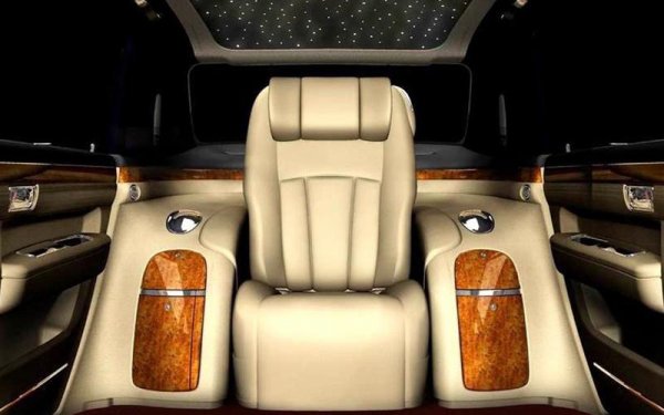 Оригиналната концепция Geely GE (Geely Excellence) получи много критики заради сходството си с Rolls-Royce Phantom. Копирането на стила на британския модел обаче не е единственото, заради което този автомобил трябва да бъде отбелязан. На задния ред има една седалка във форма на трон, което би трябвало да бъде знак за лукс и разкош.