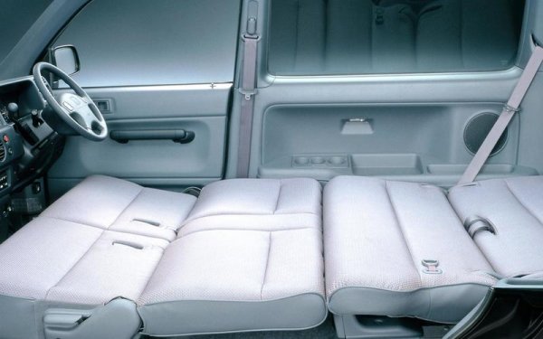 Honda S-MX е един от най-странните автомобили в историята не заради конструкцията, а заради предназначението си. Тази кола е направена за двойки, които искат да останат насаме (тоест, да правят секс). Тя е част от серията „Creative Mover“ на Honda, която има за цел да премести автомобила извън границите на основното му приложение като транспортно средство. А истинското му приложение се разбира, като завъртите буквата „М“ наляво.