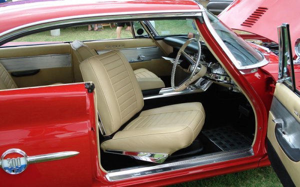 Американските дизайнери на автомобили от 50-те години се заиграха с идеята да въведат предни седалки, които се въртят, за да подпомогнат влизането и излизането на автомобила. Dodge ги предложи на модела си Custom Royal, като примерът беше последван и от други компании. Една от тях беше Chrysler (на снимката), откъдето обявиха, че тази система позволява на жените да „излизат като дами“. Инженерите на Buick отидоха още по-далеч, като експериментираха с такъв тип задна пътническа седалка на Flamingo, но тя така и не се появи в серийно производство.