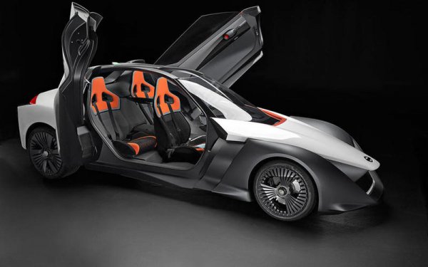 Nissan BladeGlider разполага с три седалки, като шофьорската е напред, а от двете страни са разположени останалите. Всеки пътник има 4-точков колан, а самите седалки са покрити със специален материал, който да &bdquo;задържа&ldquo; човека върху тях. Този електрически автомобил обаче така и не стигна до серийно производство.