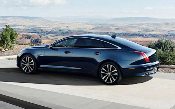 Jaguar произвежда XJ в продължение на повече от половин век, от 1968 г. до 2019 г. Моделът неизбежно става все по-голям с годините &ndash; в края на производството версията с дълга база има дължина от 5255 мм.