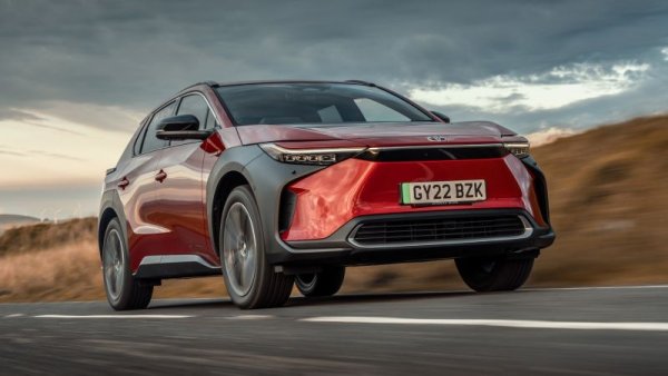 Дебютът на толкова дълго чакания първи електромобил на Toyota на два пъти бе отлаган принудително заради проблема с падащите колела. Но през 2023 той най-сетне бе оправен и bZ4X отчита 470% ръст на годишна база. В момента моделът се предлага у нас с 10 000 лева отстъпка от оригиналната цена. 

