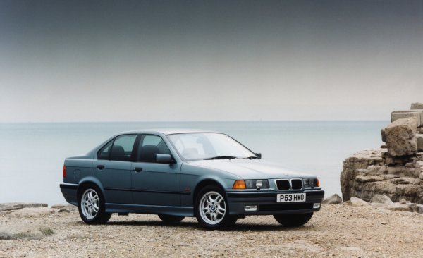 Сега гамата модели на BMW се състои от голям брой автомобили, но през 1993 г. в нея влизат само 4 машини. Това за 3-Series, 5-Series, 7-Series и 8-Series. Излязлата по това време "тройка" (поколение Е36) е малко по-скъпа от Audi 80, като стрва 21 000 щатски долара.
