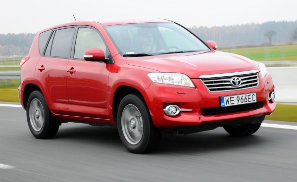 Бензиновият двигател 2.4 на третото поколение RAV4 си спечели репутацията на един от най-изобретателните сред компактните SUV. Сервизните майстори на Toyota отбелязват, че тези агрегати уверено остават в движение дори след 500 000 километра.