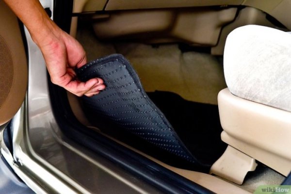 Не трябва да се забравя, че влагата в салона също предизвиква конденз по прозорците. На първо място, това се отнася за есенно-зимния период, когато по стелките остава вода или сняг, който постепенно започва да се топи. Ако не искате да имате проблеми с конденза, трябва незабавно да се отървете от тази допълнителна влага. Има един много ефективен "народен" метод, който ще ви помогне в това. Необходим ви е само пълнител за котешка тоалетна, който изсипвате в плосък съд и го оставяте в салона на колата през нощта. На сутринта влагата ще се е абсорбирала.