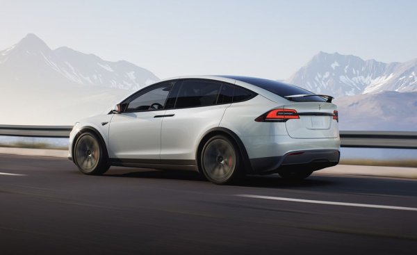 Продажбите на най-скъпата Tesla вървят надолу, откакто на пазара са по-съвременните и по-достъпни Model 3 и Model Y. Независимо, че Model X получи същия фейслифт като Model S, включително и толкова спорния волан тип "кобилица". 

Базова цена: $91,190
Обхват: 597 километра (Long Range Plus)
