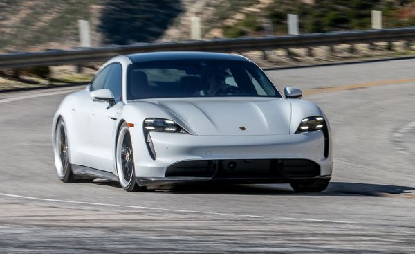 Показателно за отлива от Tesla Model S e, че я изпреварва главният й конкурент във високия ценови сегмент. Taycan печели клиенти и с 800-волтовата си инфраструктура, която позволява по-бързо зареждане от всеки друг електромобил на пътя (стига да намерите подходяща станция). 

Базова цена: $81,250
Обхват: 365 километра (4S Perf Battery Plus) 
