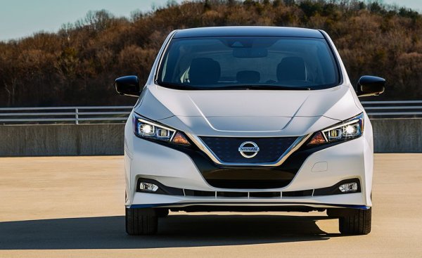 Leaf e eдин от първите масови електромобили в света, но в последните години поизостана - отчасти заради нарастването на конкуренцията, отчасти и заради относително малката си батерия. Все пак продажбите са с над 4000 повече в сравнение с 2020. 

Базова цена: $32,620
Обхват: 240 километра (с 40 kWh батерия)
