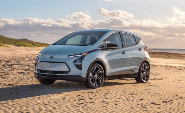 Електромобилът на GM получи редизайн през миналата година и разшири гамата си и с кросоувър версия (EUV). Тук са посочени общите продажби за двата варианта. 

Базова цена: $37,495
Обхват: 416 километра
