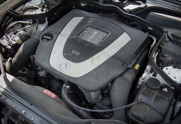 Тъкмо от споменатия балансиращ вал идваха и основните проблеми на този иначе потентен и икономичен мотор (засягащи екзеплярите с производствена серия, по-ниска от 2729..30 468993). 
Още към 50-60 хиляди километра пробег зъбното колело на балансьора започваше да сдава багажа, предизвиквайки и разхлабване на ангренажната верига. На пръв поглед не чак толкова драматичен дефект - само че за да се подмени зъбното колело, трябва първо да се демонтира целият двигател, а за да се подменят водачите на веригата, трябва да се свали главата на цилиндровия блок. Тоест на всеки 50 000 км е нужно изцяло да разглобявате двигателя - съвсем не евтина процедура. 
Още през 2008-2009 Mercedes обяви сервизна акция заради този проблем. Това не попречи на няколкостотин ядосани американски клиенти да заведат два колективни иска срещу германския производител - по единия съдът оправда германците, защото проблемът ставал извън гаранционния период, а по другия те постигнаха извънсъдебно споразумение. 
