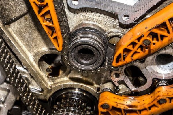 Проблеми създава и променливата геометрия на всмукателния колектор - пластмасовото палче, което задейства системата, може да се счупи предсрочно. Mercedes не го предлага като отделен компонент, което означава, че ще ви се наложи да замените целия колектор, на стойност над 1200 лева (оригинален и с включен труд).
Среща се в: C-class 2005-2011, Е-class 2005-2011, SLK 2004-2010, CLS 2005-2010, GLK 2008-2012, Vito 2005-2013, S-class S280 и S350 2007-2013, R-class 2005-2017, ML350 2006-2011, Viano 2005-2014, Sprinter 2006-2013
