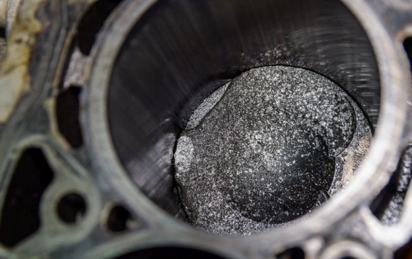 Не са рядкост също проблемите с фазорегулаторите на валовете и с водната помпа, малко недомислено монтирана в един и същи корпус с термостата. 
През 2010 групата VW призна за проблемите и пусна две ревизии на буталата за тези двигатели, вече с по-широки отверствия. 
Двигателите от серията ЕА888 са монтирани в Audi A4 (2009-2015), Audi A5 и А6 (2007-2016), Volkswagen Golf GTI (2009-2012), а също и във VW Jetta, VW Passat B6/B7, Passat СС и Tiguan, Skoda Octavia 2.0T. 
