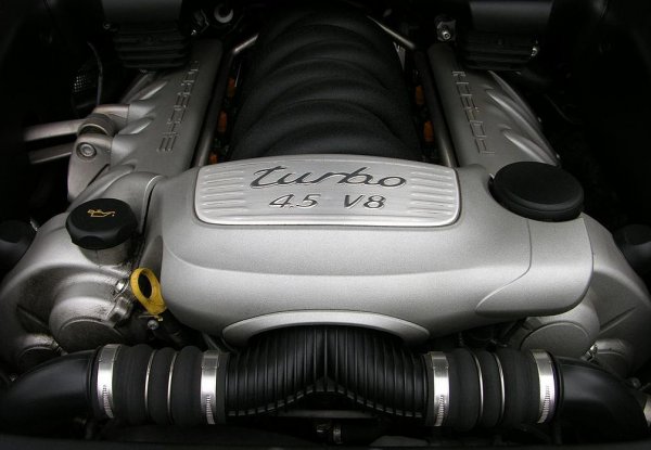 Затова твърде често с времето те се напукват и започват течове. Ако не ги засечете веднага, течът от маркучите предизвиква и повреда в стартера, който е точно под тях. Проблемът е толкова често срещан, че и в САЩ, и в Европа имаше успешни колективни съдебни искове срещу Porsche. Накрая компанията обяви сервизна акция и подмени маркучите с по-издръжливи.
