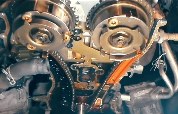 Слабост са и бобините, които, за разлика от повечето съвременни двигатели, не са по една на свещ, а са събрани в един общ модул. Което значи, че дори при най-дребната повреда трябва да се смени целият. 
